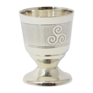 Coquetier métal argenté Les triskèles